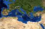 As guas do Mar Mediterrneo banham as trs pennsulas do sul da Europa (Ibrica, Itlica e a dos Balcs) e uma da sia, que se ligam com o Atlntico atravs do Estreito de Gibraltar, com o Mar Negro (pelos estreitos do Bsforo e dos Dardanelos), e com o Mar vermelho (no canal de Suez). </br></br> Palavras-chave: Mar Mediterrneo. Continente. Europa. Imagem de Satlite.