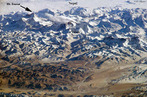 O Himalaia (ou Himalaias)  uma cordilheira asitica que separa o subcontinente indiano do vasto planalto tibetano.  uma cadeia da regio centro-meridional da sia, a de maior altitude da Terra. </br></br> Palavras-chave: Cordilheira do Himalaia. Neve. Altitude. Relevo. 
