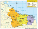 As Guianas so uma subdiviso da Amrica do Sul, composta pelos seguintes pases e territrios: Guiana, Guiana Francesa e Suriname. Os territrios das Guianas foram colonizados no sculo XVI por Inglaterra, Holanda, Frana, Portugal e Espanha.</br></br>As Guianas limitam-se ao sul e leste com o Brasil, ao oeste com a Venezuela e ao norte com o oceano Atlntico. Na posio norte, concentra-se 90% da populao total das trs Guianas. A populao  pouco numerosa, constituda predominantemente de negros, indgenas, mestios e asiticos. A maior parte da populao concentra-se na rea urbana.</br></br>Os minerais so as principais riquezas das Guianas, destacando-se a bauxita. Nas plancies setentrionais (litoral) sobressaem o cultivo de cana-de-acar, cacau, caf e frutas tropicais.</br></br>Palavras-chave: Guiana. Guiana Francesa. Suriname. Amrica. Amrica do Sul. 