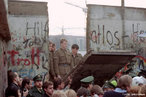 Considerado um dos maiores smbolos da Guerra Fria, o muro deixou de existir em 8 de novembro de 1989. A queda do muro de Berlim simbolizou o desmoronamento do comunismo na Europa Central e Oriental, que comeou na Polnia e na Hungria. </br></BR. Confrontado com um xodo macio de sua populao para o Ocidente, o Governo da Alemanha Oriental abriu as suas fronteiras. Foi a reunificao da Alemanha aps mais de 40 anos de separao e a sua parte oriental integrada a CEE em Outubro de 1990. </br></br> Palavras-chave: Guerra Fria. Muro de Berlim. Comunismo. Alemanha. Europa Central. 