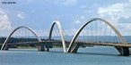 A Ponte Juscelino Kubitschek est situada em Braslia, DF, ligando o Lago Sul, Parano e So Sebastio  parte central do Plano Piloto (via L4 e Eixo Monumental). </br></br> Palavras-chave: Ponte. Rodovias. Braslia. JK. Poltica. Economia. 