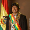 Juan Evo Morales Ayma (Orinoca, Oruro, 26 de Outubro de 1959)  o atual presidente da Bolvia e lder do movimento de esquerda boliviano cocalero, uma federao de agricultores que tem por tradio o cultivo de coca para atender um costume milenar da nao que  mascar folhas de coca. Evo Morales notabilizou-se ao resistir aos esforos desenvolvidos pelo governo dos Estados Unidos da Amrica na substituio do cultivo de coca na provncia de Chapare por bananas originrias do Brasil, embora seja sabido que grande parte da produo de cocana mundial advenha das plantaes bolivianas. </br></br> Palavras-chave: Evo Morales. Bolvia. Amrica Latina. Poltica. Produo de Coca. Cocana. Cultura.  