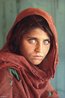 Sharbat Gula foi fotografada quando tinha 12 anos pelo fotgrafo Steve McCurry, em junho de 1984. Foi no acampamento de refugiados Nasir Bagh, do Paquisto, durante a guerra contra a invaso sovitica. Sua foto foi publicada na capa da National Geographic em junho de 1985 e, devido a seu expressivo rosto de olhos verdes, a capa converteu-se numa das mais famosas da revista e do mundo. No entanto, naquele tempo ningum sabia o nome da garota. O mesmo homem que a fotografou realizou uma busca  jovem que durou exatos 17 anos. Em janeiro de 2002, encontrou a menina, j uma mulher de 30 anos e pde saber seu nome. Sharbat Gula vive numa aldeia remota do Afeganisto,  uma mulher tradicional pastn, casada e me de trs filhos. Ela regressou ao Afeganisto em 1992. </br></br> Palavras-chave: Conflitos. Refugiados. Cultura. Poltica. Invaso Sovitica.
