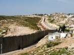 O Muro da Cisjordnia, ou Muro de Israel ou ainda Muro da Palestina  uma muralha que separa Israel da Cisjordnia, sua construo est sendo realizada pelo governo israelense. A muralha comeou a ser construda em 2002, durante o governo do primeiro ministro israelense, Ariel Sharon, para evitar a infiltrao de terroristas suicidas palestinos em Israel. A iniciativa recebeu crticas da comunidade internacional, que considera o muro como um smbolo de segregao. O Tribunal Internacional de Justia de Haia o declarou ilegal em 2004, pois a barreira corta terras palestinas e isola cerca de 450.000 pessoas. </br></br> Palavras-chave: Muro da Palestina. Muro de Israel. Ariel Sharon. Segregao. Terroristas.    