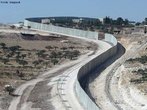 O Muro da Cisjordnia, ou Muro de Israel ou ainda Muro da Palestina  uma muralha que separa Israel da Cisjordnia, sua construo est sendo realizada pelo governo israelense. A muralha comeou a ser construda em 2002, durante o governo do primeiro ministro israelense, Ariel Sharon, para evitar a infiltrao de terroristas suicidas palestinos em Israel. A iniciativa recebeu crticas da comunidade internacional, que considera o muro como um smbolo de segregao.O Tribunal Internacional de Justia de Haia o declarou ilegal em 2004, pois a barreira corta terras palestinas e isola cerca de 450.000 pessoas. </br></br> Palavras-chave: Muro da Palestina. Muro de Israel. Ariel Sharon. Segregao. Terroristas. 