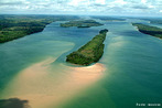 O Rio Paran  formado pela unio dos rios Paranaba e Grande. Ele  o segundo rio em extenso na Amrica do Sul e o dcimo do mundo em vazo. Nasce entre os estados de So Paulo, Minas Gerais e Mato Grosso do Sul. Em seu percurso, banha tambm o estado do Paran, adquirindo uma extenso total de 3.998 km. O rio Paran demarca a fronteira entre Brasil e Paraguai numa extenso de 190 km at  foz do rio Iguau. </br></br>  Palavras-chave: Fronteira. Territrio. Rio Paran. Rio Paranaba. Rio Grande. Rio. Brasil. Paraguai. Amrica do Sul. So Paulo. Minas Gerais. Mato Grosso do Sul. Hidrografia. Bacia Hidrogrfica. Energia Eltrica. Itaipu Binacional. 