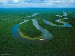 O rio Amazonas  um grande rio situado no norte da Amrica do Sul, ao centro da floresta amaznica. Maior rio da Terra, tanto em volume d'gua quanto em extenso (6.992,06 km), tem sua origem na nascente do rio Apurmac (alto da parte ocidental da Cordilheira dos Andes), no sul do Peru, e desgua no Oceano Atlntico junto ao rio Tocantins no grande Delta do Amazonas, no norte brasileiro.  </br></br> Palavras-chave: Dimenso Demogrfica. Socioambiental. Territrio. Lugar. Regio. Rio Amazonas. Hidrografia. Bacia Hidrogrfica.