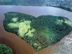 O rio Orinoco  um dos principais rios da Amrica do Sul, e tem a terceira maior bacia hidrogrfica neste continente, cobrindo uma rea de 948.000 km.  o principal rio da Venezuela, abrangendo quatro quintos do territrio do pas, que percorre sinuosamente por 2.740 km. Alm da Venezuela, a bacia do Orinoco abrange um quarto do territrio da Colmbia. A sua nascente  na serra Parima, no sul da Venezuela, prximo da fronteira do Brasil, a uma altitude de 1.047 m. </br></br> Palavras-chave: Rio Orinoco. Venezuela. Amrica do Sul. Colmbia. Brasil. Serra Parima. Hidrografia. 