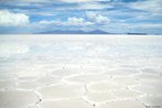 O Salar de Uyuni  a maior plancie salgada do mundo. Est localizado no Departamento de Potos e no Departamento de Oruro, no sudoeste da Bolvia, no altiplano andino, a 3.650m de altitude. Cerca de 40.000 anos atrs, a rea era parte do Lago Michin, um gigantesco lago pr-histrico. Quando o lago secou, deixou como remanescentes os atuais lagos Poop e Uru Uru, e dois grandes desertos salgados, Coipasa (o menor) e o extenso Uyuni. O Salar de Uyuni tem aproximadamente 12.000 km de rea, ou seja,  maior que o lago Titicaca, situado na fronteira entre o Peru e a Bolvia e que apresenta aproximadamente 8.300 km. </br></br> Palavras-chave: Salar de Uyuni. Plancie Salgada. Bolvia. Peru. 