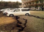 Consequncias do violento terremoto de magnitude 8,8 na escala de <em>Richter</em> que sacudiu a costa nordeste do Japo. Na imagem, veculos so esmagados por uma estrada destruda em um parque de estacionamento em <em>Yabuki</em>, no sul da provncia de <em>Fukushima</em>. </br></br> Palavras-chave: Terremoto. Tsunami. Japo. Sendai. Sismos. Maremotos. Tquio. Epicentro. Placas tectnicas. Abalos Ssmicos. Destruio. Acidente Nuclear. 