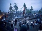 Em Outubro de 2010, um <em>tsunami</em> provocado por um terremoto de 7,7 de magnitude atingiu as Ilhas de <em>Mentawai</em>, na Indonsia, prximas  costa de <em>Sumatra</em>. Poucas horas depois, outra tragdia, o vulco mais ativo do pas, o Monte Merapi, entrou em forte atividade. Cinzas e chamas cobriram ilhas inteiras. Juntas, a erupo vulcnica e a <em>tsunami</em> mataram mais de 500 pessoas. </br></br> Palavras-chave: Indonsia. sia. Ilhas de Mentawai. Escala Richter. Tsunami. Terremoto. Placas Tectnicas. Sismos. Vulco. Magma. Lava. 