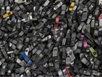 Apenas 2% dos brasileiros disponibilizam seus aparelhos celulares para a reciclagem. Muitos usurios guardam em casa baterias velhas de celulares, carcaas, antenas e outros acessrios por no saberem como descart-las de forma correta. Esses produtos no devem ser jogados no lixo comum, pois a sua composio contm substncias txicas como mercrio, chumbo e cdmio, que agridem o meio ambiente e so altamente prejudiciais  sade.  </br></br>  Palavras-chave: Celulares. Baterias. Meio Ambiente. Substncias Txicas. Lixo. Sade. Consumismo.