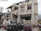 Prdio destrudo pelo terremoto de magnitude 7 na escala Richter, ocorrido em Janeiro de 2010, em Porto Princpe no Haiti. </br></br> Palavras-chave: Haiti. Terremoto. Placas Tectnicas. Abalos Ssmicos. Escala Richter.  