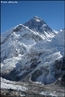O <em>Everest</em> (ou Evereste)  a montanha mais alta do mundo. Situa-se na fronteira entre o Nepal e o Tibete (China) e est localizado na cordilheira do Himalaia.    </br></br>  Palavras-chave: Pico Everest. Neve. Cordilheira. Nepal. Tibete. Relevo. 