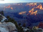 O <em>Grand Canyon</em>  um acidente geogrfico (desfiladeiro) dos Estados Unidos da Amrica.  uma depresso que o rio Colorado moldou durante milhares de anos  medida que suas guas percorriam o leito, aprofundando-o ao longo de 446 km. Chega a medir entre 6 e 29 km de largura e atinge profundidades de at 1.600 metros. Cerca de 2 milhes de anos da histria geolgica da Terra foram expostos pelo rio,  medida que este e os seus afluentes vo expondo camada aps camada de sedimentos.  </br></br> Palavras-chave: Geologia. Desfiladeiros. Depresso. Rochas Sedimentares. Relevo. Eroso. 