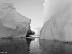 Os <em>icebergs</em> so pedaos de gelo que se desprendem de um bloco de gelo maior ou geleiras. Ele pode medir quilmetros: o que a gente v na superfcie no  tudo, a maior parte do <em>iceberg</em> fica dentro da gua. Ele  formado por gua doce que fica congelada em geleiras e quando se solta, navega pelo mar gelado sem destino. A Antrtida e a Groenlndia so os principais pontos onde se formam <em>icebergs</em>. </br></br> Palavras-chave: Iceberg. gua. Mar. Antrtida, Groelndia. Gelo. Geleiras.  