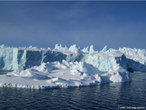Os <em>icebergs</em> so pedaos de gelo que se desprendem de um bloco de gelo maior ou geleiras. Eles podem medir quilmetros: o que a gente v na superfcie no  tudo, a maior parte do <em>iceberg</em> fica dentro da gua. Ele  formado por gua doce que fica congelado em geleiras e quando se solta, navega pelo mar gelado sem destino. A Antrtica e a Groenlndia so os principais pontos onde se formam <em>icebergs</em>. </br></br> Palavras-chave: Iceberg. gua. Mar. Antrtica, Groelndia. Gelo. Geleiras. 
