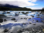 O Lago Argentino  o maior e o mais austral dos grandes lagos patagnicos da Argentina. Fica situado na Provncia de Santa Cruz, a 187 metros de altura, cobre uma superfcie de 1.466 km e tem uma profundidade mdia de 150 m de altitude, alcanando em alguns pontos os 500 m; seu volume total passa de 219.900 milhes de m. Na sua margem, situa-se parte do Parque Nacional Los Glaciares e se encontra a cidade de El Calafate que  a base turstica mais habitual para a explorao da regio. </br></br> Palavras-chave: Argentina. Lago Argentino. Parque Nacional Los Glaciares. Turismo. 