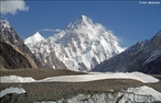 O K2 (tambm conhecida como Monte <em>Godwin-Austen, Chogori</em> ou <em>Dapsang</em>)  uma montanha da cordilheira de <em>Karakoram</em>, uma das cadeias dos Himalaia, na fronteira sino-paquistanesa (na regio da Caxemira ocupada, no Baltisto).  o segundo pico mais alto do mundo, depois do Monte <em>Everest</em>. Tem uma altitude mxima de 8.611 metros, mas  apenas a 22 montanha mais proeminente (4.017 m de reascenso).  </br></br> Palavras-chave: Dimenso Demogrfica. Territrio. Regio. Lugar. k2. Relevo. Cadeia de Montanhas. 