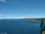O Lago Titicaca localizado entre o Peru e a Bolvia,  o lago navegvel mais alto do mundo, est a 3.809 metros acima do nvel do mar, com uma superfcie de 8.560 km, tendo um comprimento de 194 Km e uma largura mdia de 65 Km, na Cordilheira dos Andes. Tambm  o segundo em extenso da Amrica Latina. Localizado no altiplano dos Andes, possui uma profundidade mdia de 140 a 180 m, e uma profundidade mxima de 280 m. Mais de 25 rios desaguam no lago Titicaca, e o lago tem 41 ilhas, algumas densamente povoadas. </br></br> Palavras-chave: Lago Titicaca. Peru. Bolvia. Fronteira. Andes. Rios. Ilhas. Altitude. 