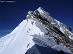 O <em>Everest</em> (ou Evereste)  a montanha mais alta do mundo. Est localizado na cordilheira do Himalaia. Situa-se na fronteira entre o Nepal e o Tibete (China). </br></br> Palavras-chave: Montanhas. Relevo. Altitude. Neve. sia. 