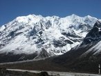 O Himalaia (ou Himalaias)  a mais alta cadeia montanhosa do mundo, localizada entre a plancie indo-gangtica, ao sul, e o planalto tibetano, ao norte. O nome Himalaia vem do snscrito e significa morada da neve. Os Himalaias formam um grande sistema montanhoso, que incluem o Himalaia propriamente dito, o Caracrum, o Hindu Kush e o Pamir. Este sistema estende-se por seis diferentes naes: Afeganisto, Paquisto, ndia, Nepal, Buto e Repblica Popular da China. Juntas estas cordilheiras formam o sistema montanhoso do Himalaia chamado de teto do mundo, e lar dos picos mais altos do planeta, o Monte Everest (8.844 m) e o K2 (8.611 m). O pico mais alto fora dos Himalaias  o Aconcgua, nos Andes, com 6.962 m, e somente no Himalaia h mais de 100 picos excedendo os 7.200 metros de altitude. </br></br> Palavras-chave: Montanhas. Relevo. Altitude. Neve.