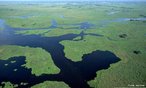 O Pantanal  a uma das maiores plancies inundveis do mundo e abriga uma grande concentrao de vida silvestre. Situado no corao da Amrica do Sul, tem cerca de 160.000 Km, dos quais quase 90% pertencem ao Brasil, nos estados de Mato Grosso e Mato Grosso do Sul. O restante encontra-se na parte leste da Bolvia e nordeste do Paraguai.O rio Paraguai e seus afluentes percorrem o Pantanal, formando extensas reas inundadas que servem de abrigo para muitos peixes e tambm para outros animais. Os ecossistemas so caracterizados por cerrados e cerrades sem alagamento peridico, campos inundveis e ambientes aquticos, como lagoas de gua doce ou salobra, rios, vazantes e corixos. </br></br> Palavras-chave: Pantanal. Plancies. Rios. Ecossistemas. Cerrado. Campos. Bioma. 