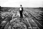 A Lei Federal de nmero 7.876 instituiu 15 de abril como o Dia Nacional da Conservao do Solo. Tal data foi escolhida em homenagem ao nascimento do conservacionista estadunidense Hugh Hammond Bennett (18811960), considerado em seu pas como o pai da conservao do solo. Nesta foto ele aparece em uma rea que perdeu cerca de 75% da camada superficial do solo devido  eroso, em Haskell (Oklahoma) em maio de 1943.</br></br>Palavras-chave: Eroso. Solo. Poluio. Agricultura. Agrotxicos. Sade. Doenas. Alimentos. Economia. Importao.Exportao. Deslizamentos.